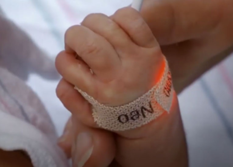 Masimo - Video main screen of neonatal sensor on and wrapped around infant